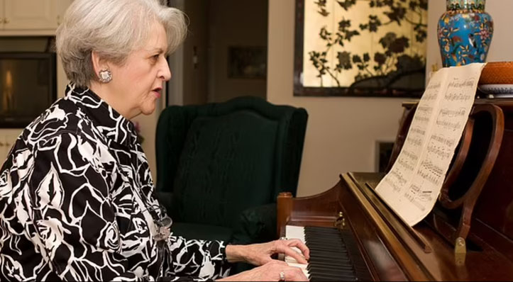 Senior play piano