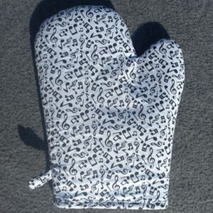 Oven mitt with musical note print